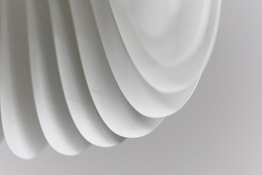 Abstrakte wei&szlig;e Formen &ndash; geschwungene Linien, organische Struktur und minimalistisches Design