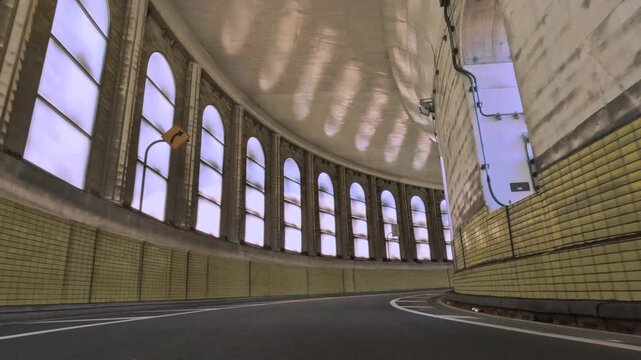 首都高速道路のジャンクション付近と特徴的な壁面構造の道路風景