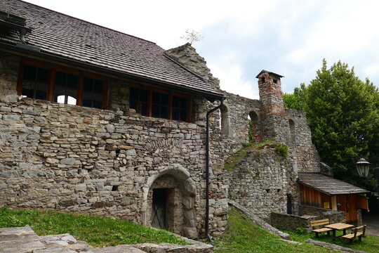Innenhof der Burgruine Schloss Petersberg, K&auml;rnten 