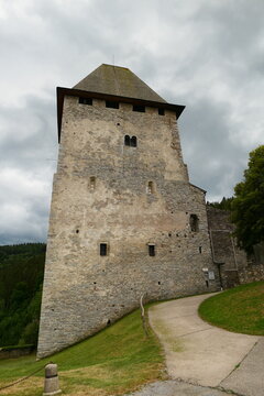 Turm der Burgruine Schloss Petersberg 