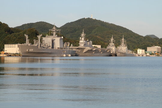 舞鶴港に停泊する護衛艦