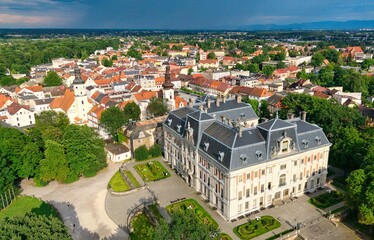 Panoramiczny widok Pszczyny wykonany z drona. Historyczne centrum miasta, zabytkowa architektura, tereny zielone oraz wyjątkowy krajobraz południowej Polski. Idealne zdjęcie ilustrujące turystykę, pod © BMC