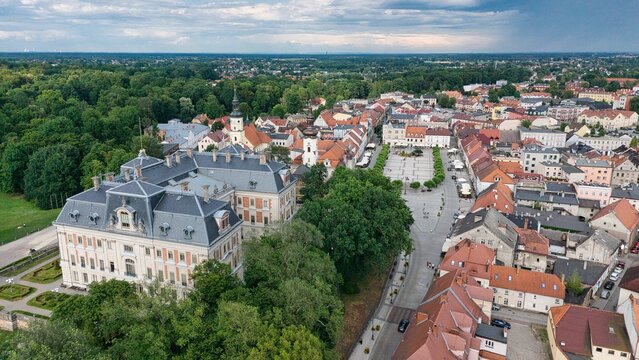 Panoramiczny widok Pszczyny wykonany z drona. Historyczne centrum miasta, zabytkowa architektura, tereny zielone oraz wyjątkowy krajobraz południowej Polski. Idealne zdjęcie ilustrujące turystykę, pod