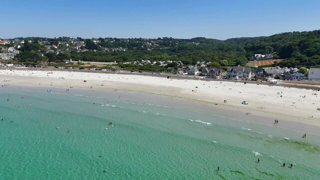 Tr&eacute;vou-Tr&eacute;guignec et sa plage de Trestel vus depuis un drone