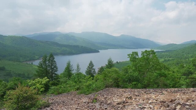 野反湖と山々と空と雲