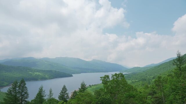 野反湖と山々と空と雲