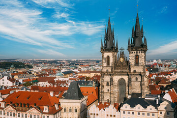 Obraz premium Aerial view of Prague's Old Town with Tyn Church and red rooftops.