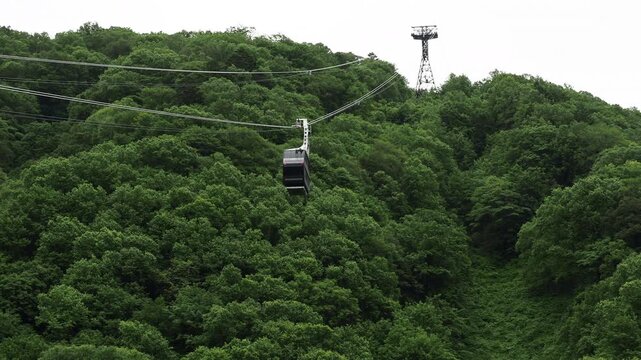 夏の雨の日の観光名所新穂高ロープウェイの風景