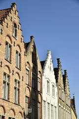 Obraz premium L'architecture typique à pignon parfois dentée des façades médiévales à Bruges 