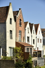 Fototapeta premium Façades arrières des maisons le long d'un des canaux à Bruges (Brugge) 