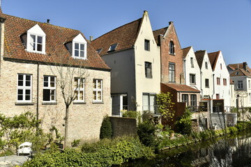 Fototapeta premium Façades arrières des maisons le long d'un des canaux à Bruges (Brugge) 