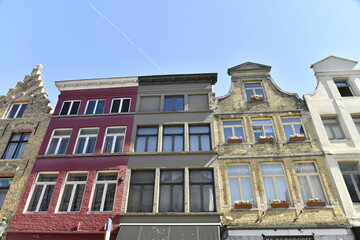 L'architecture des façades de maisons historiques parfois modifiée au fil du temps à Bruges (Brugges) © Photocolorsteph