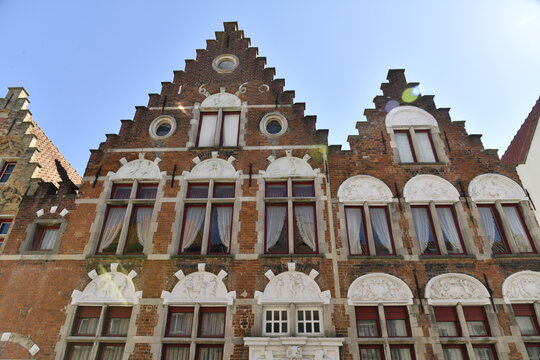 Fa&ccedil;ades de maisons historiques avec souvent &agrave; pignon dent&eacute;e &agrave; Bruges (Brugge)