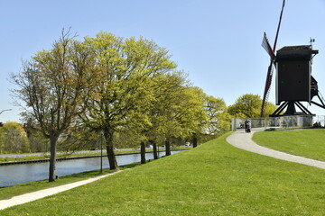 Parc le long de l'eau près d'un des moulins historiques à Bruges (Brugge) © Photocolorsteph