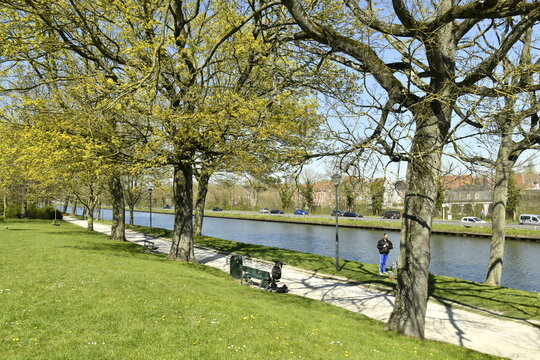 Promenade le long de l'eau &agrave; Bruges (Brugge) 