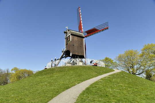 L'un des moulins &agrave; vent sur butte &agrave; Bruges (Brugge)