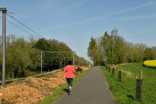 Jogging sur le Ravel le long du chemin de fer &agrave; &Eacute;caussinnes d'Enghien (Soignies)
