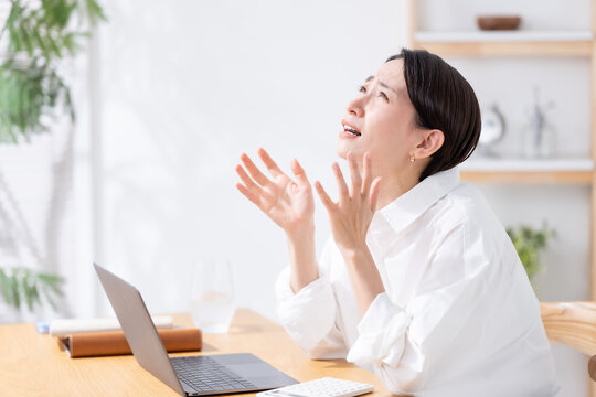 女性　パソコン