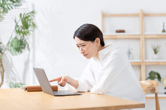 悩む女性　パソコン