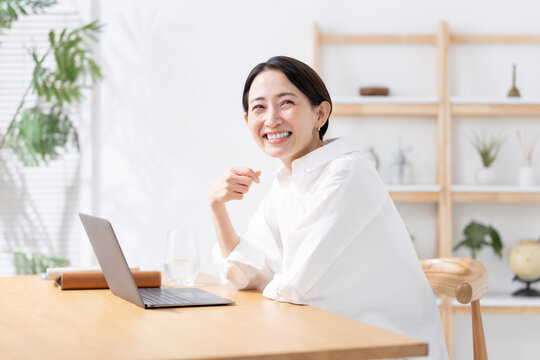 女性