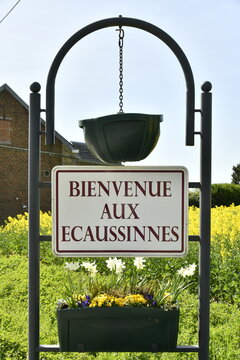 Panneau de bienvenue &agrave; l'entr&eacute;e d'&Eacute;caussinnes-d'Enghien (Soignies)