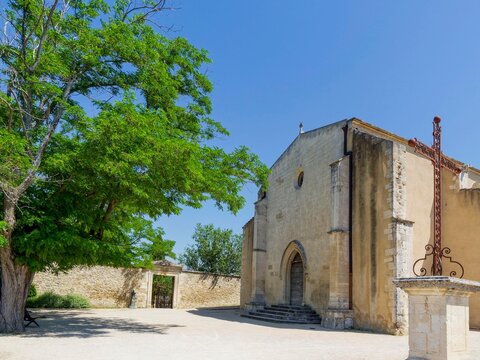 M&eacute;nerbes, Citadel on a rocky spur overlooking the Luberon. Church of Saint Luke on the site of a Priory Saint Saviour (Saint-Sauveur) and close to the Old Graveyard
