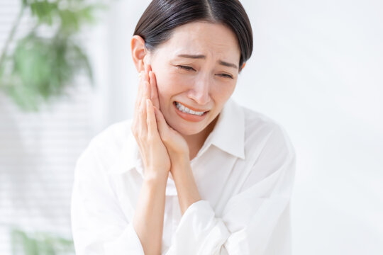 痛がる女性