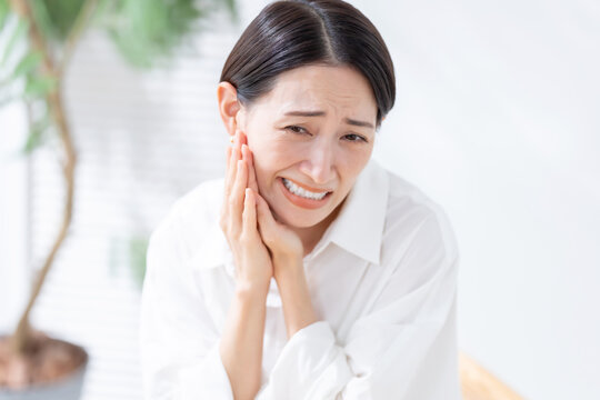 痛がる女性