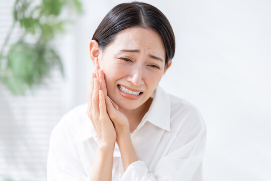 痛がる女性