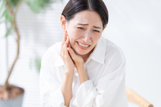 痛がる女性
