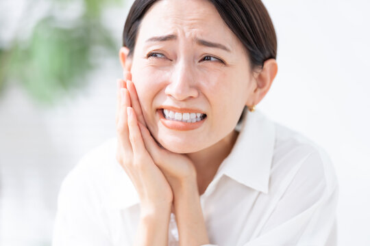 痛がる女性
