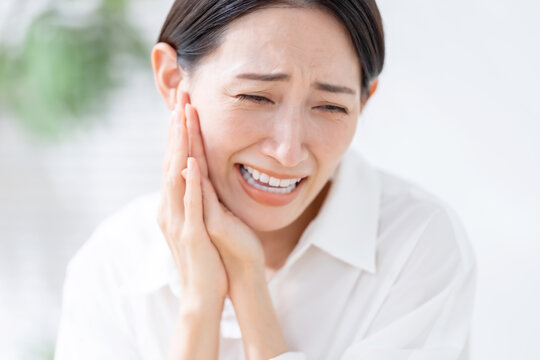 痛がる女性