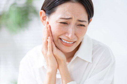 痛がる女性