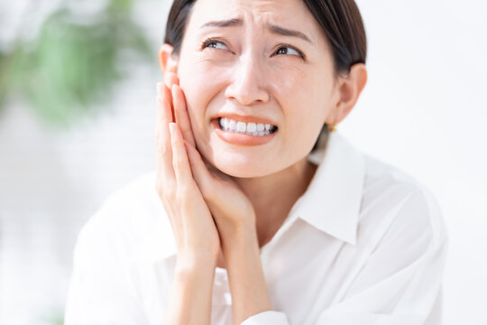 痛がる女性