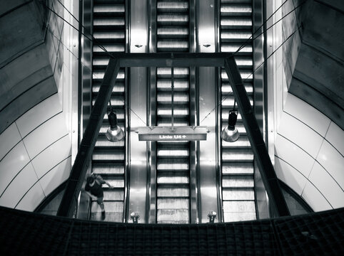 Vienna, Austria: Schottenring concrete subway station 