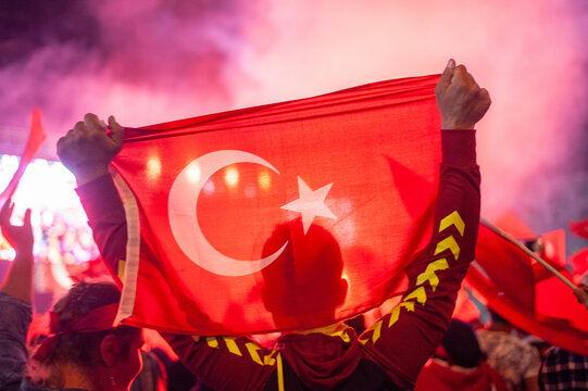 
Flag waving crowds fill Taksim Square in Istanbul to celebrate the failure of attempted coup d&rsquo;&eacute;tat against the Akp ruling government of Recep Tayyip Erdogan, Turkey.