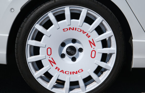 Wei&szlig;e 18 Zoll OZ Rally Racing Alufelge mit roter Schrift, eine legend&auml;re Motorsport-Ikone, Oberglatt 12 Juli 2026