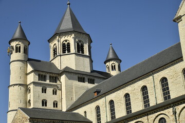 Obraz premium Le clocher et ses deux clochetons de l'imposante collégiale Sainte-Gertrude à Nivelles (Brabant Wallon)