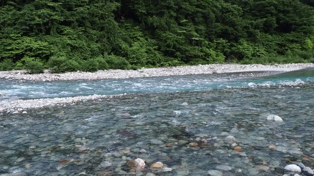 夏の観光名所奥飛騨の山と渓流の風景