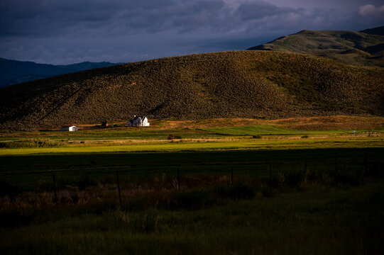 Sunrise valley farm building sliver sunlight barn farmhouse early canyon