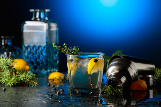 Cocktail gin and tonic with ice and lemon slice.