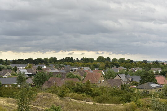 &Eacute;claircie en vue au loin derri&egrave;re les villas et bois &agrave; Oostduinkerke  