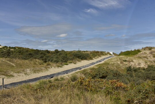 Chemin traversant les dunes menant &agrave; la plage &agrave; Oostduinkerke 