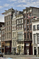 Obraz premium Façades parfois penchée vers l'avant des immeubles typiques à Amsterdam (Hollande)
