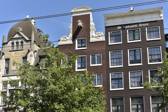Maisons traditionnelles et typiques avec souvent toit &agrave; deux versant ainsi qu'un crochet tout en haut des frontons &agrave; Amsterdam (Nederland)