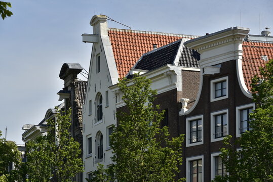 Maisons traditionnelles et typiques avec souvent toit &agrave; deux versant ainsi qu'un crochet tout en haut des frontons &agrave; Amsterdam (Nederland)