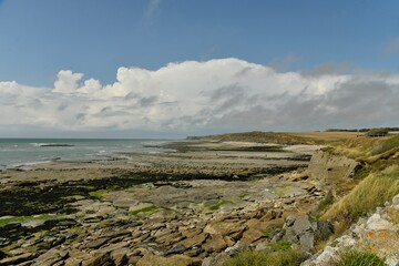 Fototapeta premium Le littoral accidenté vers le cap Gris Nez à la Côte d'Opale à Audresselle en France 