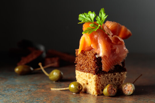 Open sandwich with smoked salmon and capers.