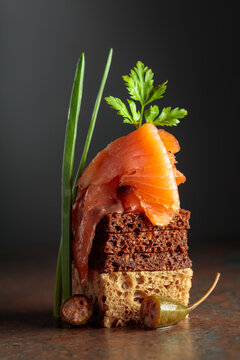 Open sandwich with smoked salmon and capers.