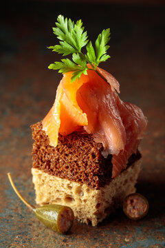 Open sandwich with smoked salmon and capers.